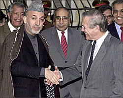Karzai cumprimenta o patro Rumsfeld.