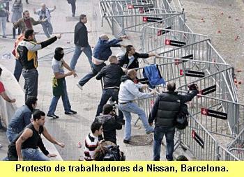 Trabalhadores da Nissan protestam em frente ao edifício da companhia em Barcelona.