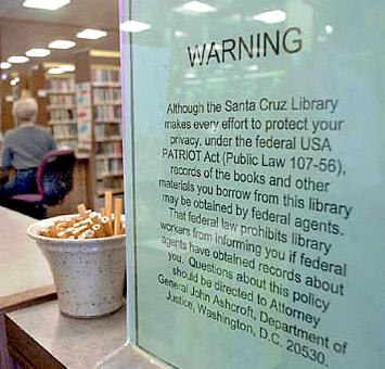 'Embora a Biblioteca de Santa Cruz fa�a todos os esfor�os para proteger a sua privacidade, sob a Lei P�blica Federal 107-56, USA PATRIOT ACT, os registos dos livros e de outros materiais emprestados por esta biblioteca podem ser obtidos por agentes federais. 
							Aquela lei federal pro�be os funcion�rios da biblioteca de o informarem se agentes federais obtiveram registos sobre a sua pessoa. 
							Quest�es acerca desta pol�tica deveriam ser dirigidas ao Procurador Geral John Ashcroft, Departamento da Justi�a, Washington, D.C. 20530'