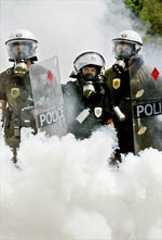 Polcias gregos lanam gs lacrimogneo para dispersar manifestao contra a reunio dos chefes de Estado e de governo da UE, em Junho de 2003, que aceitaram adoptar o projecto de Constituo europeia.
