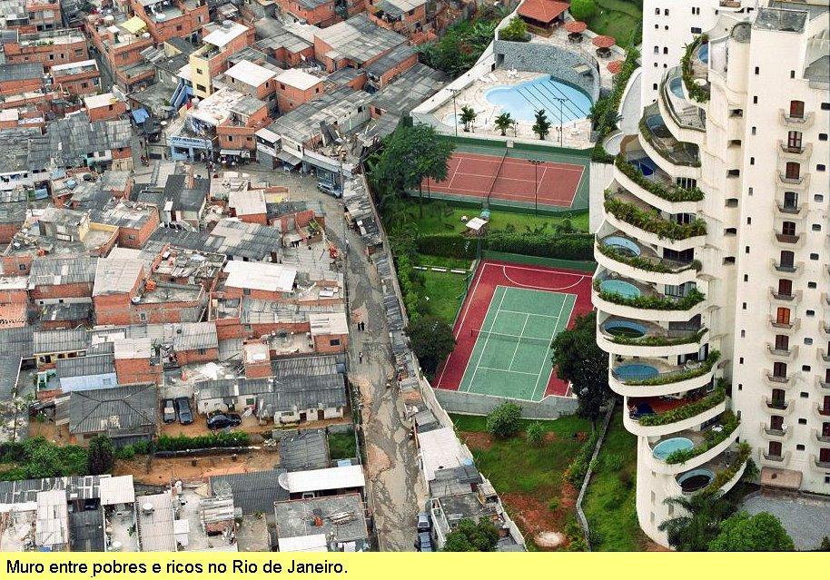 Muro entre pobres e ricos no Rio de Janeiro.