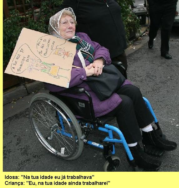 Cartaz de uma manifestante idosa.