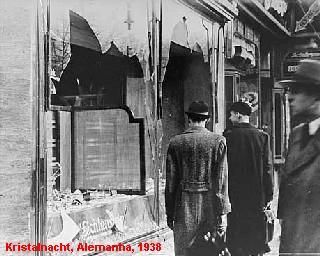 Vitrina destruída pelos nazis em 1938.