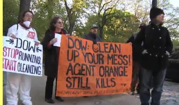 Manifestação nos EUA contra a Dow Chemical.