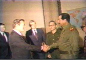 Rumsfeld cumprimenta o seu cliente Saddam Hussein.