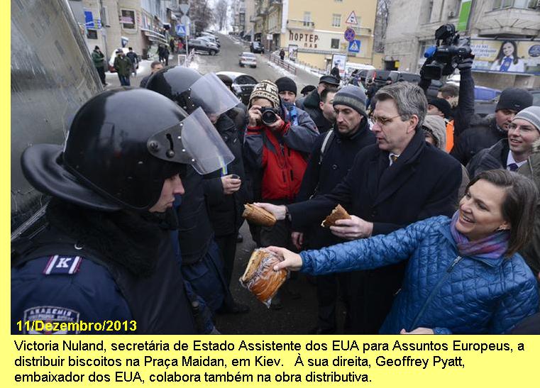 Nuland distribui biscoitos na Pr. Maidan.