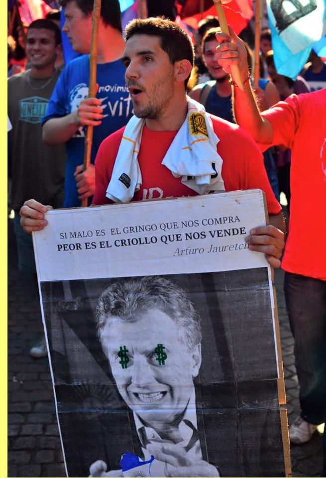 Cartaz em manifestação com a foto de Macri.