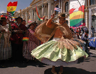 O povo boliviano festeja a nacionaliza��o.