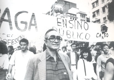 Florestan Fernandes. Clique a imagem para aceder � biografia.