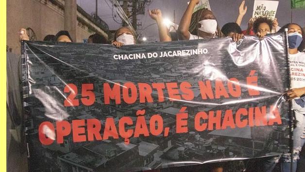 Manifestao aps o massacre.