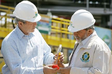 Lula a colaborar com Bush no bioetanol.