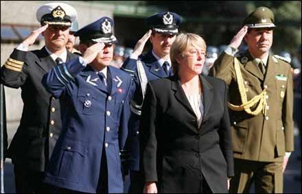 Bachelet com militares chilenos.
