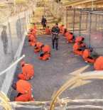 Prisioneiros em Guantanamo.