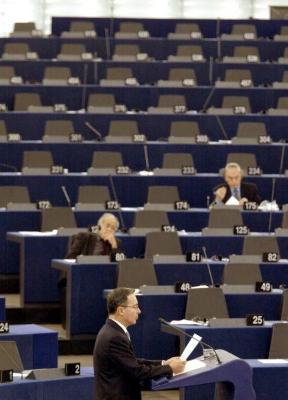 Parlamento Europeu durante a perora��o do sr. Uribe. Dos dois deputados presentes, um dorme e o outro l�.