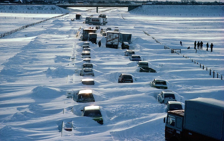 Carros enterrados na neve.