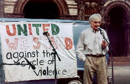 Howard Zinn numa manifestação em Boston.