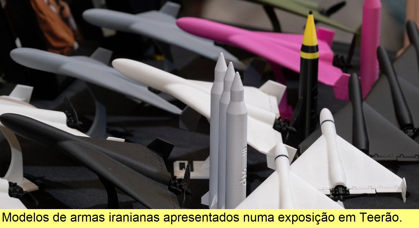 Modelos de mísseis e drones iranianos.
