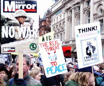 Homenagem ao 'Mirror' na manifesta��o de 15 de Fevereiro de 2003, a mais grandiosa de toda a hist�ria brit�nica.