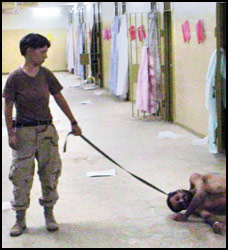 A soldada Pfc Lynddie England, da 372� Companhia da Pol�cia Militar do Ex�rcito dos EUA.