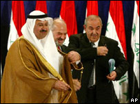O 'presidente' Ghazi Al-Yawer, o 'vice-presidente' Ibrahim Al-Jaafari e o 'primeiro-ministro' Iyad Allawi, ap�s as suas juras.