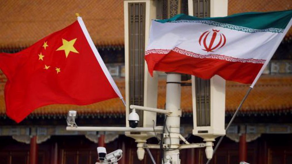 Bandeiras da China e do Irão.