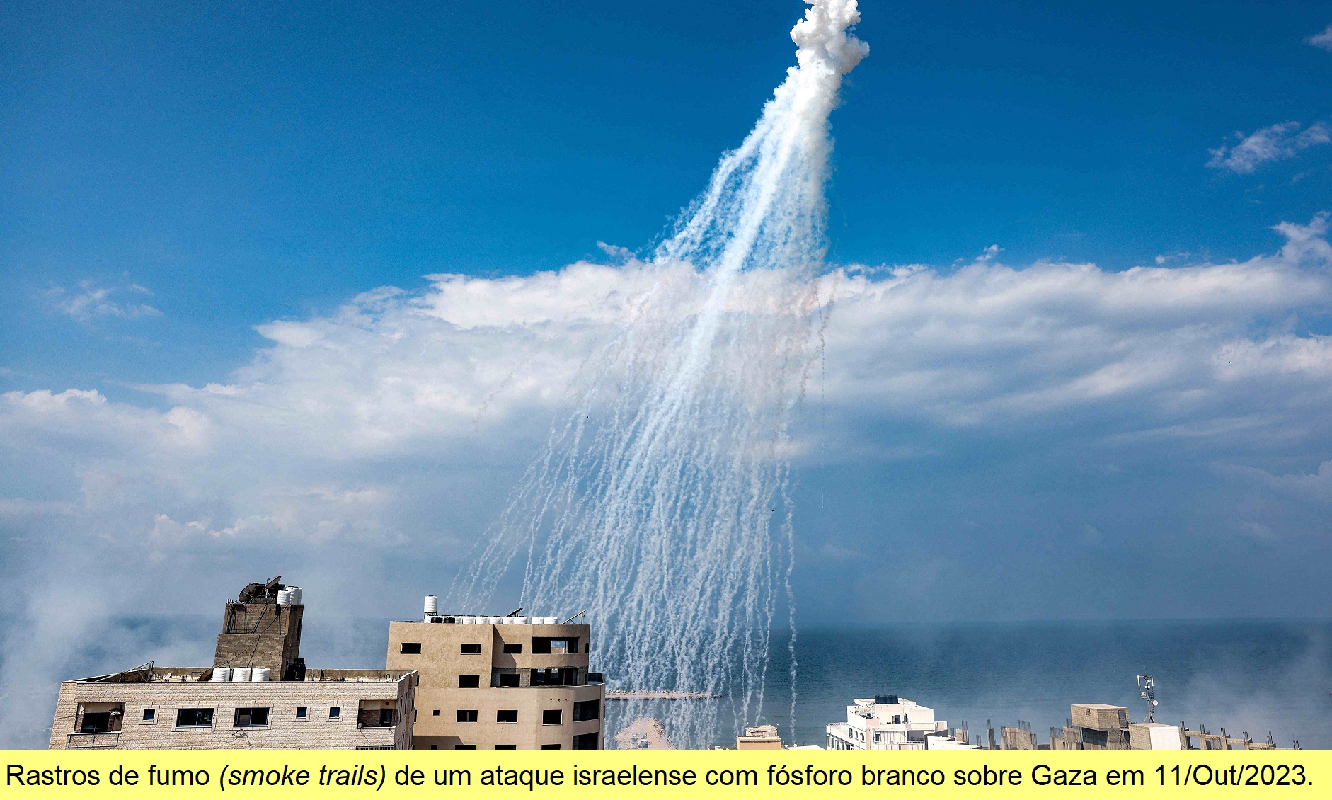 Rastros de fumo num ataque com fósforo branco sobre Gaza.