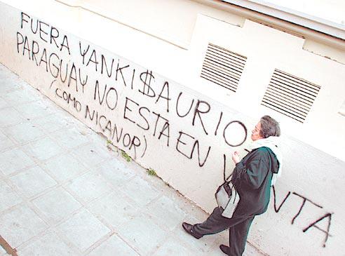 Grafiti numa rua em Assun��o.