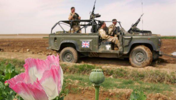 A patrulha invasora guarda o �pio.