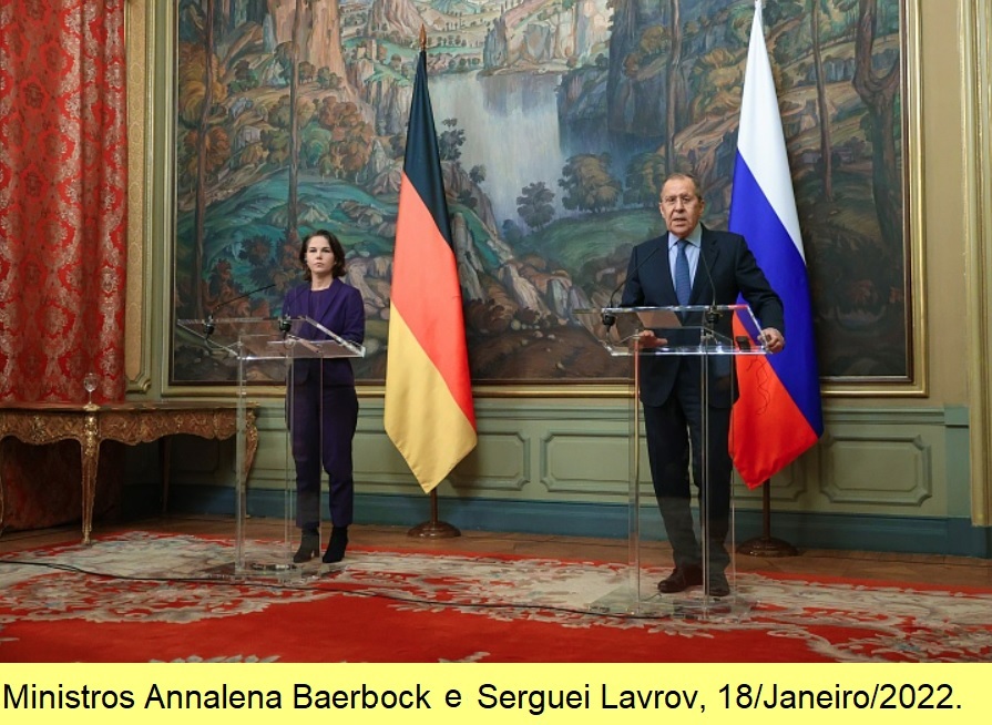 Lavrov e Baerbock em conferência de imprensa.