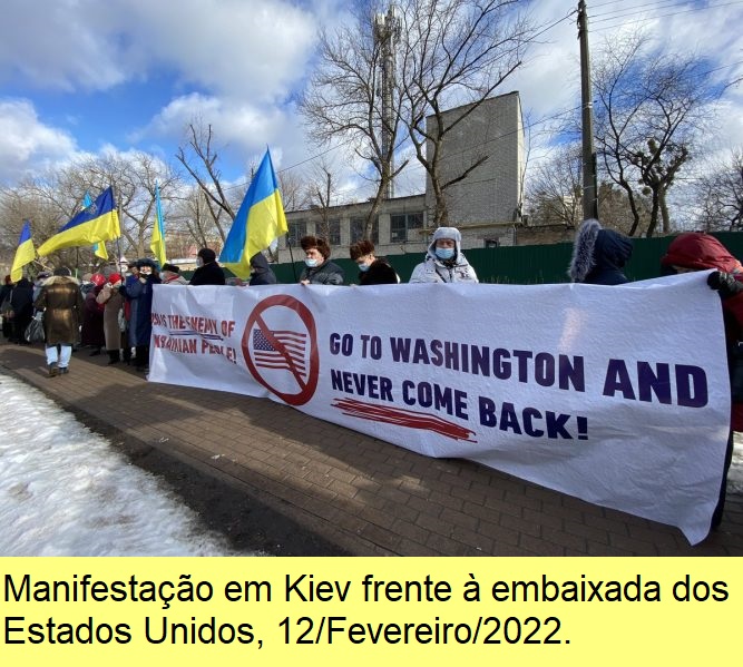 Manifestação frente à embaixada americana em Kiev.