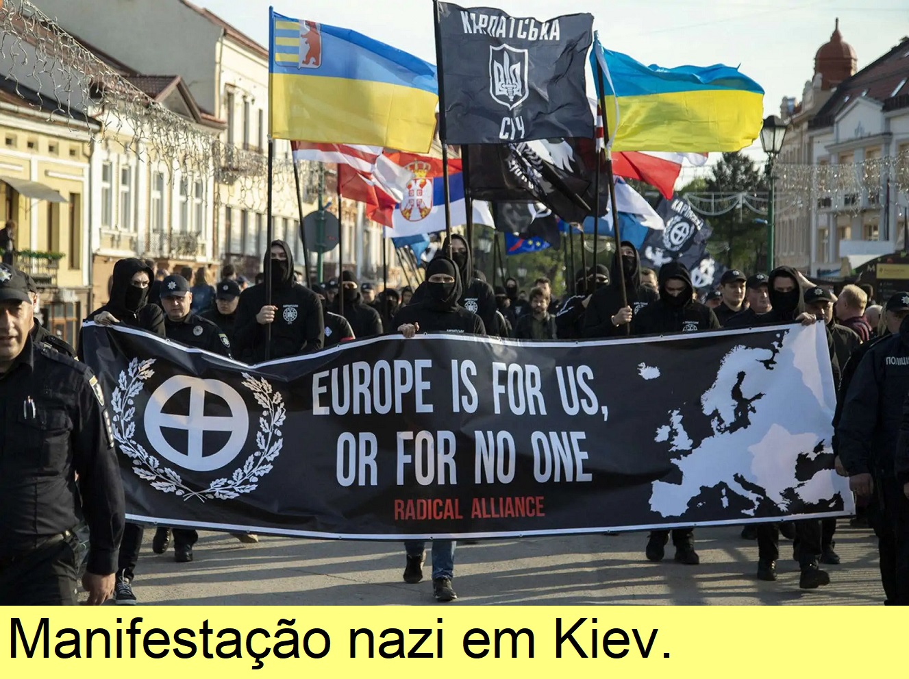 Manifestação nazi em Kiev.