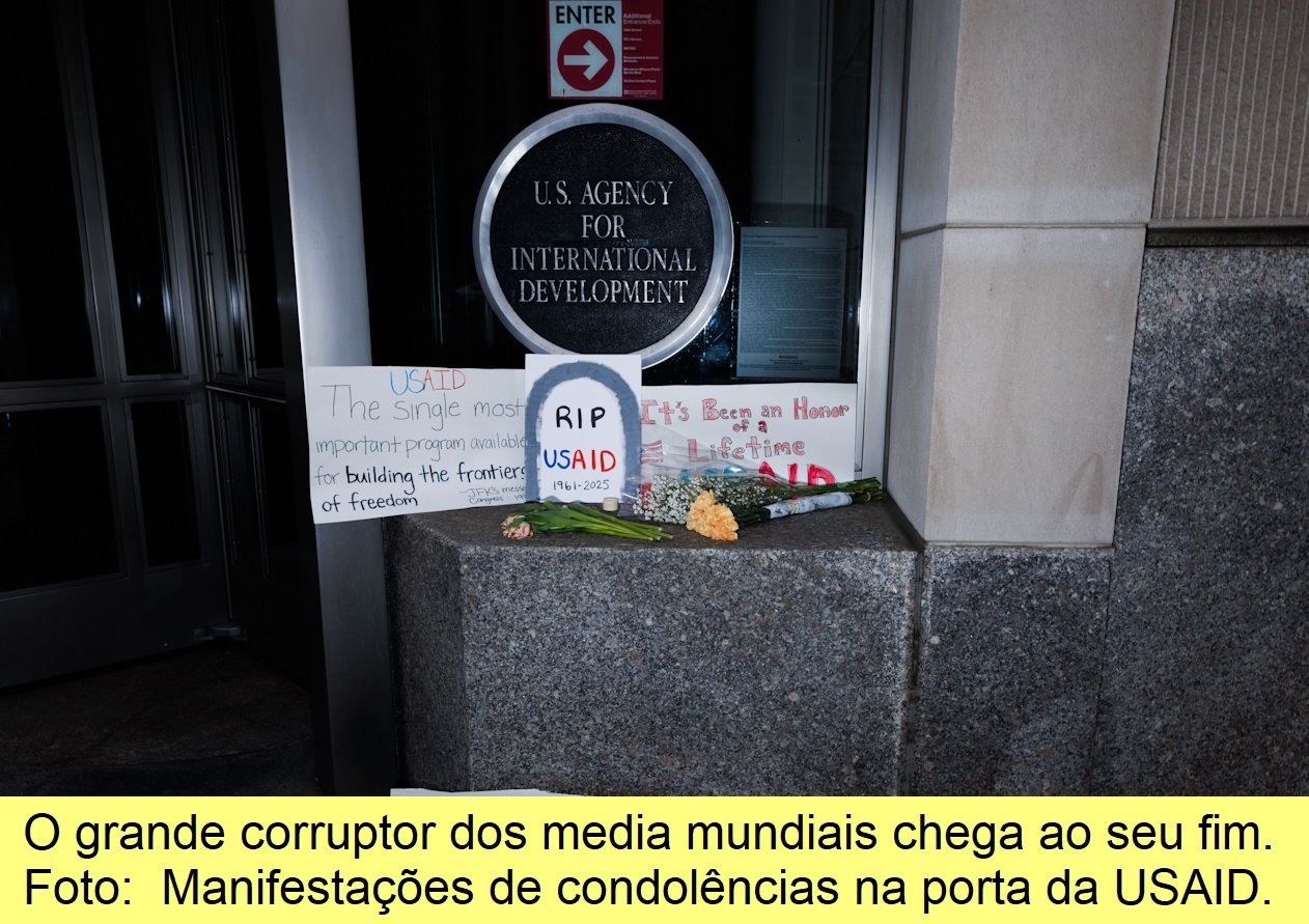 Condolências à porta da USAID.